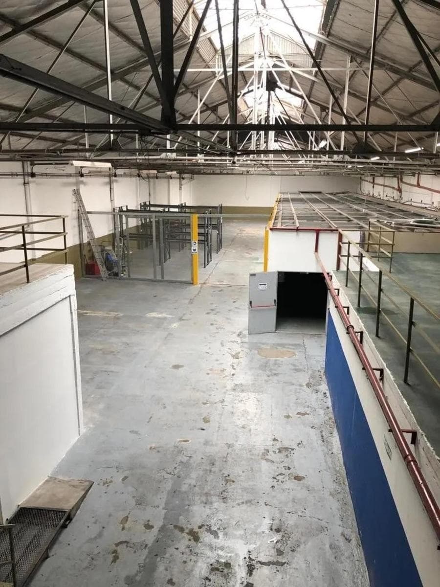 Depósito en venta - Oficinas - Baños - Flores - 1