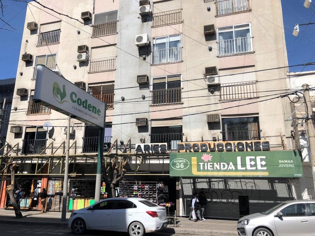 Oficina venta centro, 32 m2 con recepción, 2 privados, cocina y baño - 1