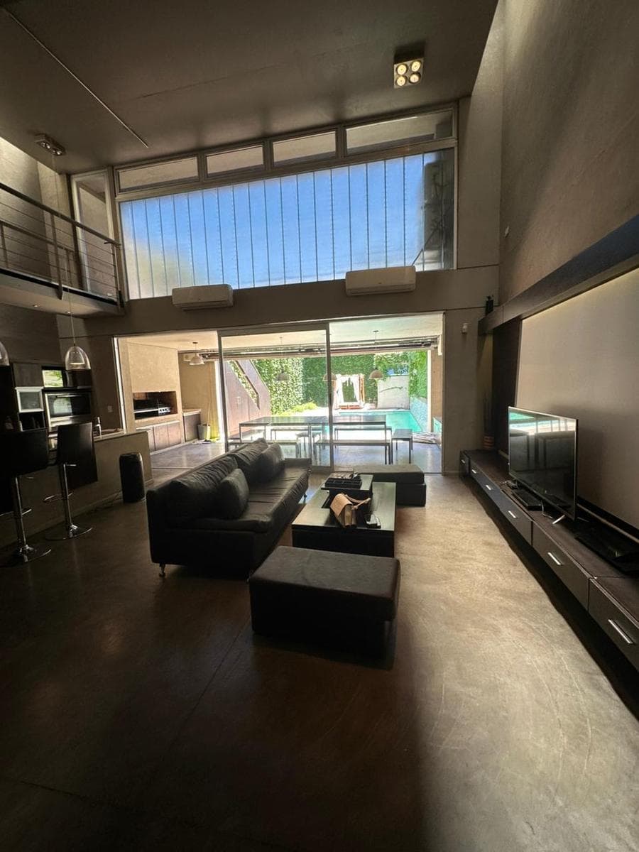 Casa en venta | parque chacabuco | ocho ambientes | con pileta, cine, sala de juegos, boliche - 1