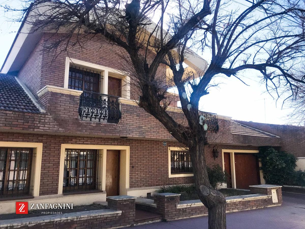 Casa con lote excepcional en zona urbana – Proyección para desarrollos inmobiliarios - 1