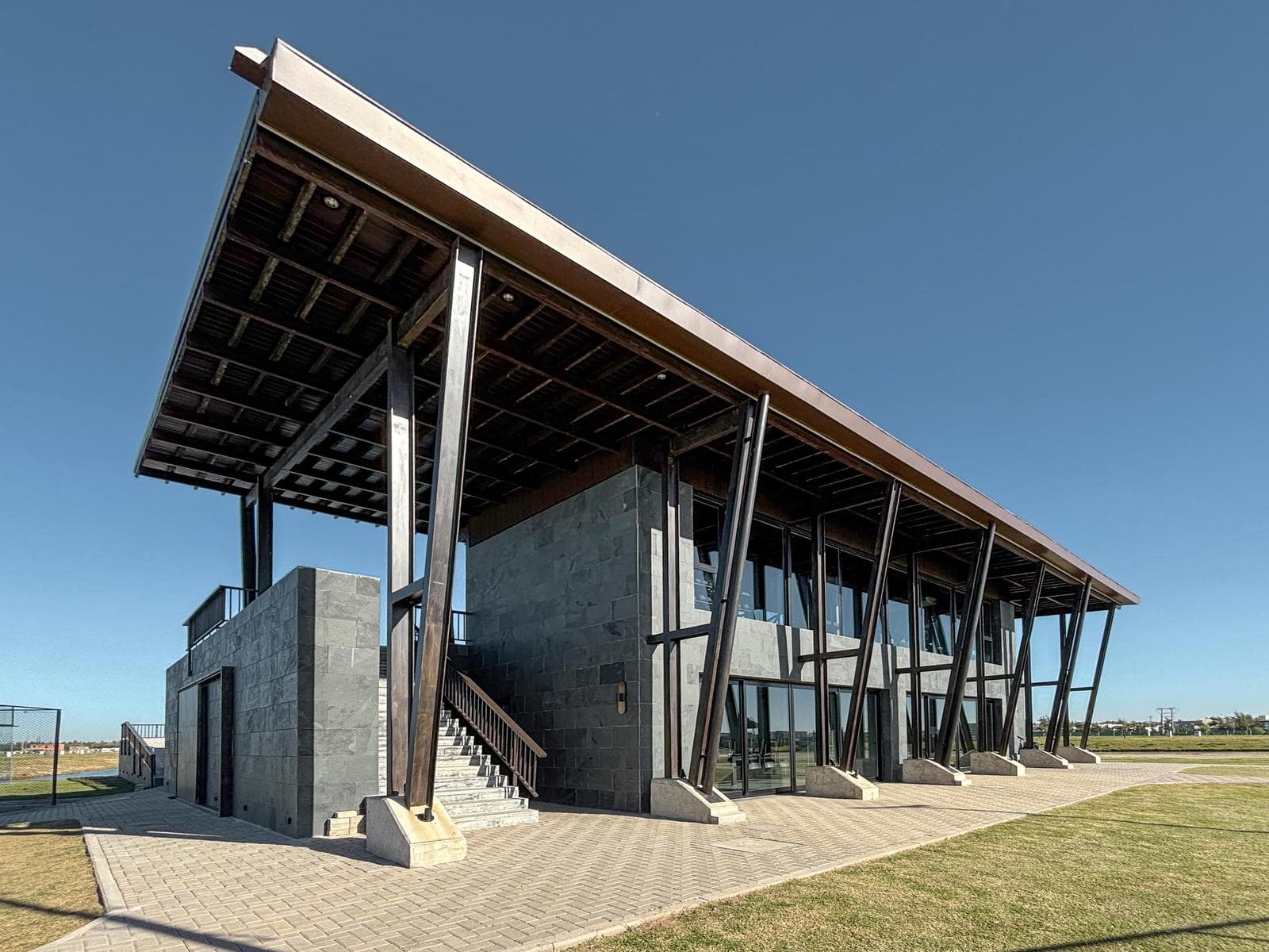 Terreno de 500m² con amenities y posesión inmediata en Funes Lakes - 1