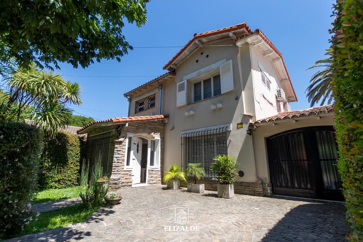 Carlos Casares y Av. Libertador - Casa con jardín y pileta - Venta - Punta Chica - 1