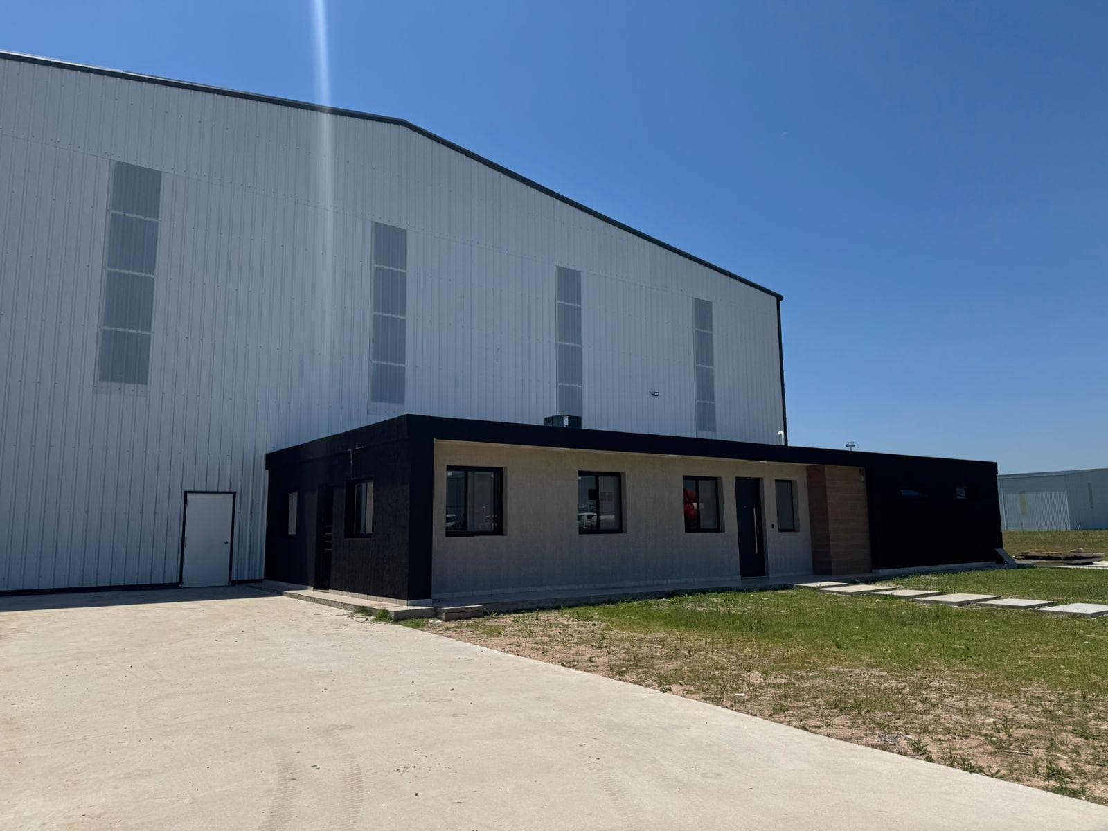 Alquiler de Nave Industrial de 2.000m2 en parque industrial General Rodriguez, Zona Oeste. - 1