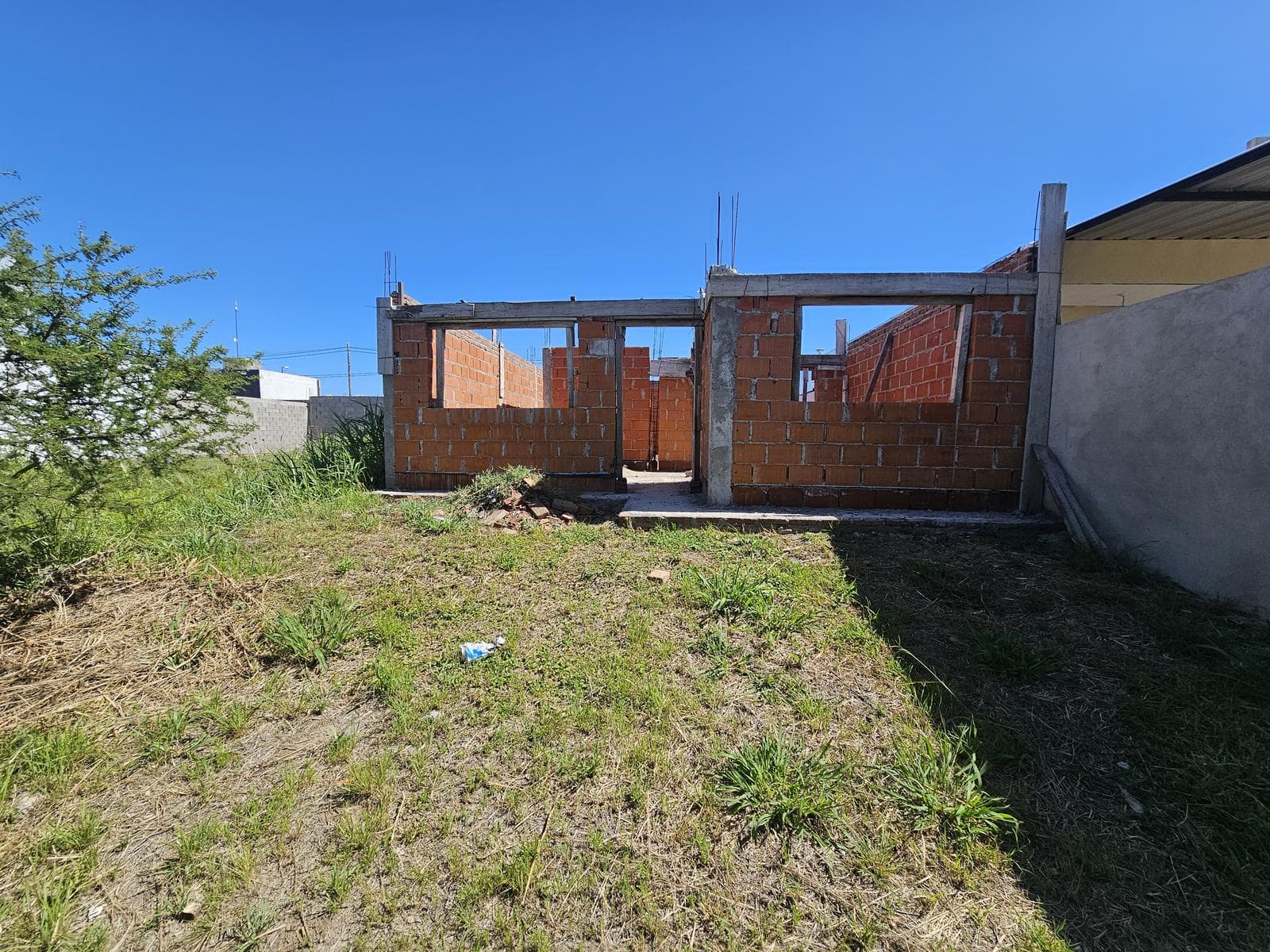 Lote con mejoras, ideal inversión! - 1