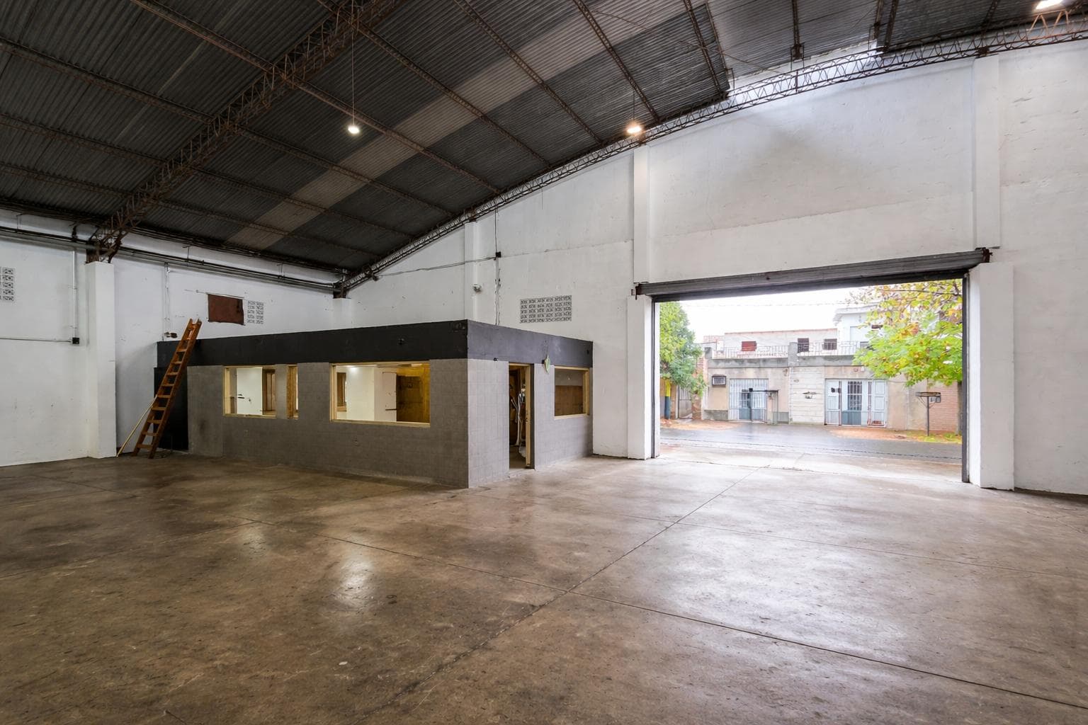 Galpon con oficinas, ideal deposito y distribucion - 1