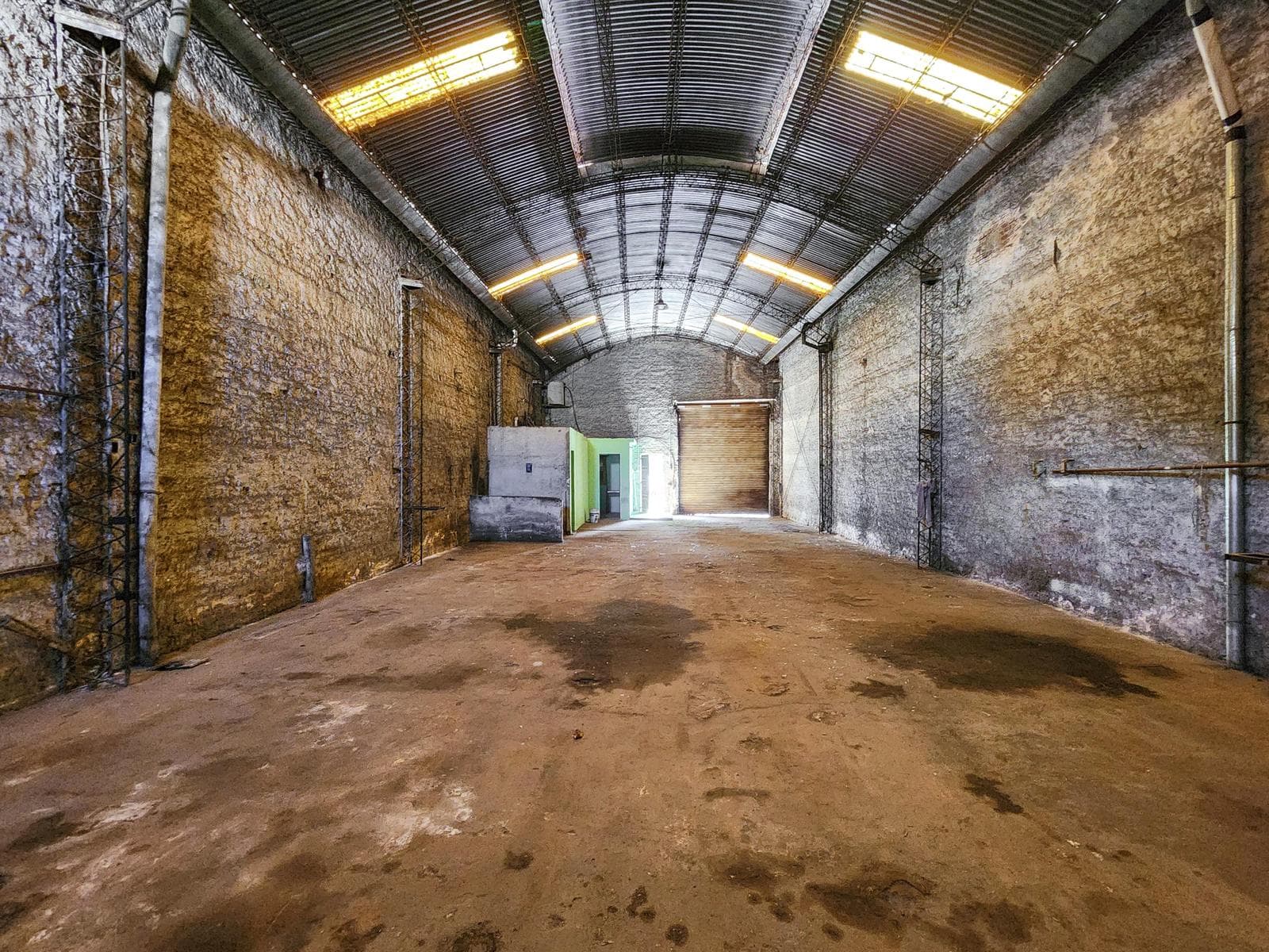 Galpón amplio con nucleo de oficinas en ideal zona logistica - 1