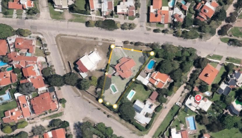 Oportunidad de casa con gran terreno en Arguello!! - 1