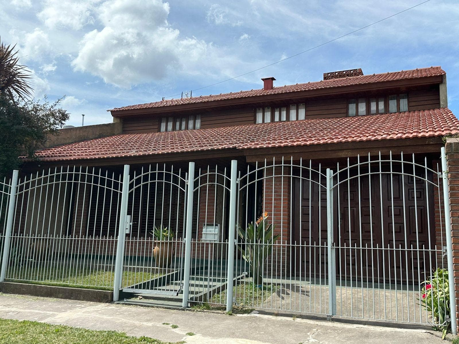 VENTA chalet 4 AMB en 2 plantas con garage - 1