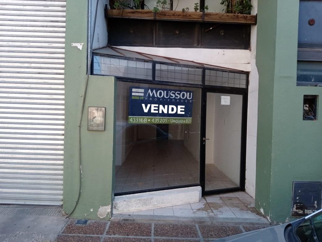 Local a metros de 25 de Mayo - 1