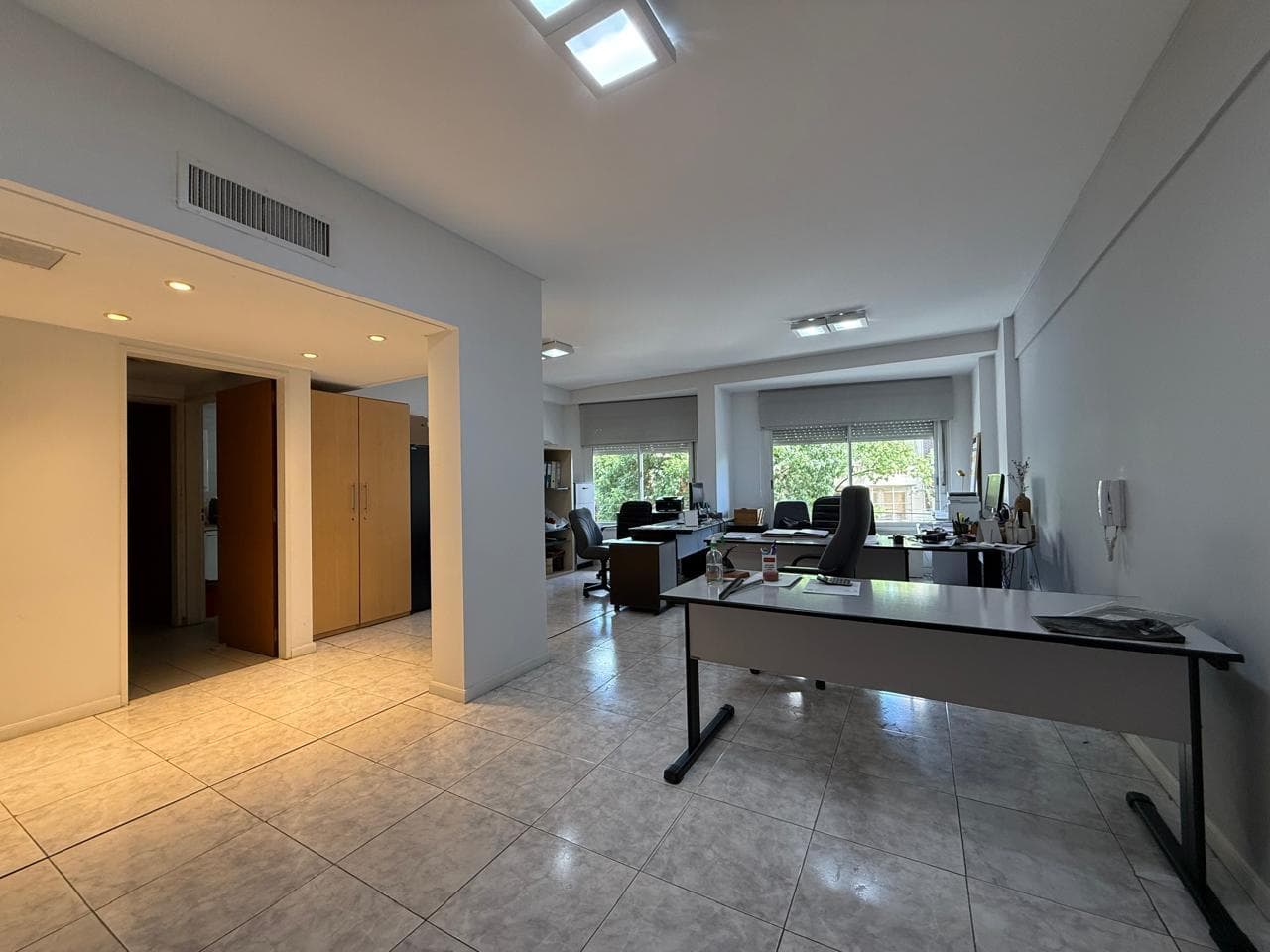 Oficina con deposito y cocheras en el barrio de Boedo. - 1