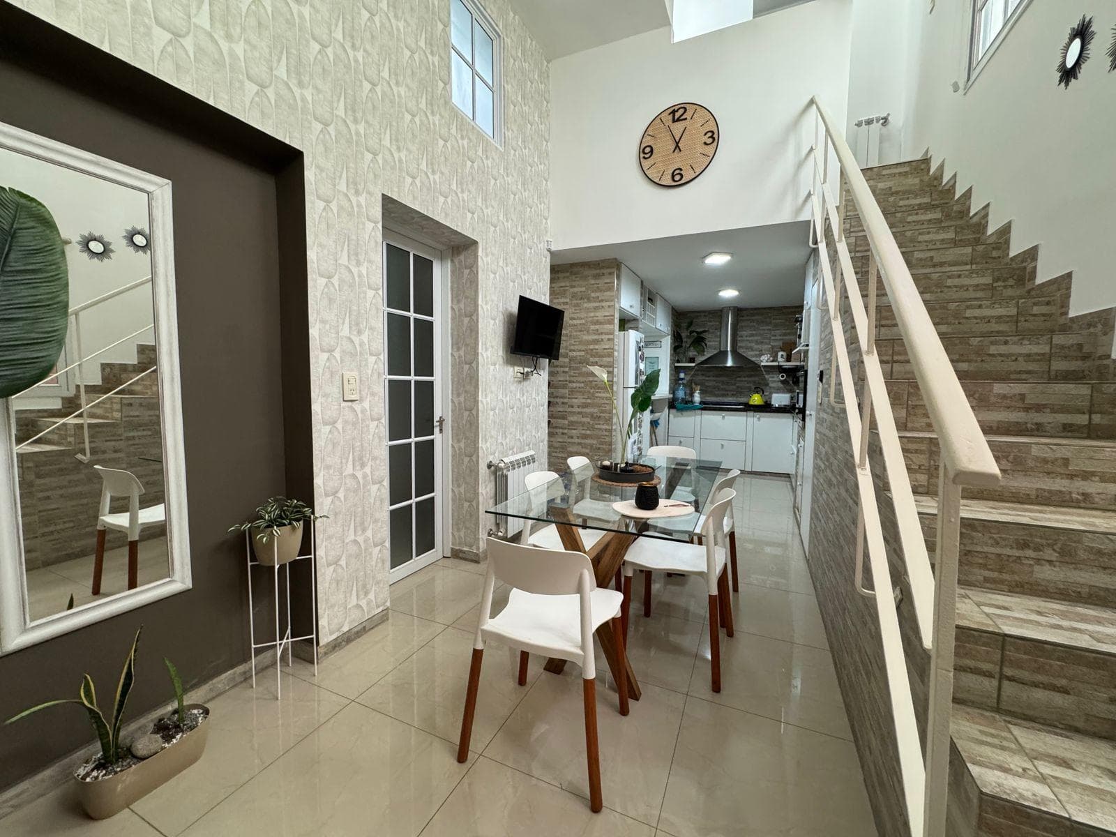 VENTA - CASA DE PASILLO DE 3 DORMITORIOS CON TERRAZA EXCLUSIVA - CENTRO - 1