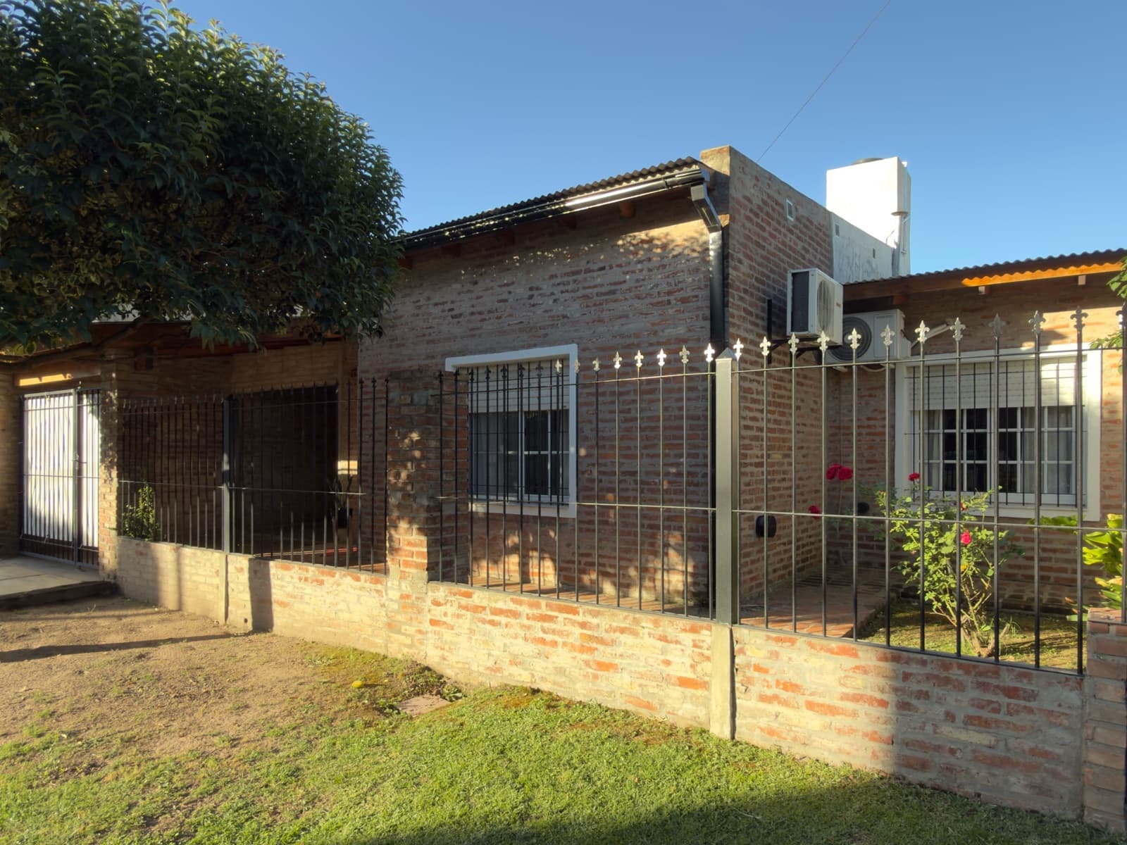 Casa en Venta de 4 ambientes con amplio terreno – Excelente ubicación residencial - Apto crédito - 1