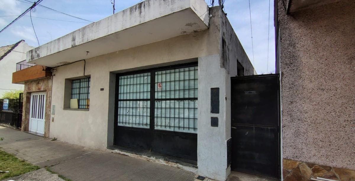 VENTA | PERMUTA- Casa con local comercial y jardín - Barrio Belgrano, Rosario. - 1