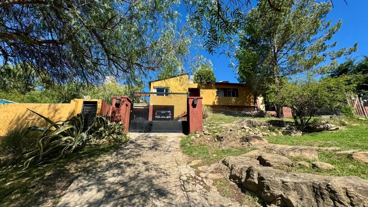 Casa con departamento en Venta, 3 dormitorios, Pileta, Villa del Lago - 1