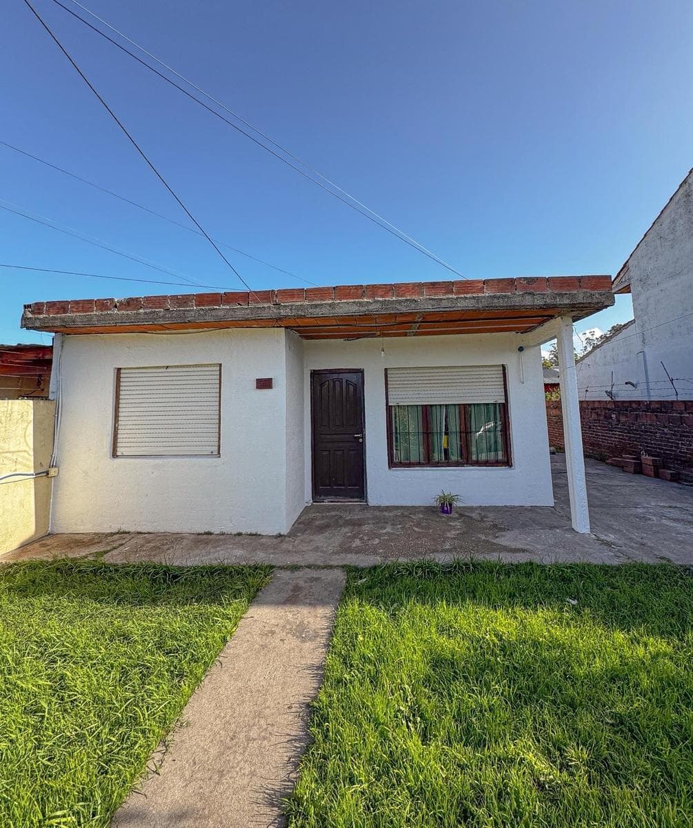 VENTA chalet 3 AMB con parque y lote propio - 1