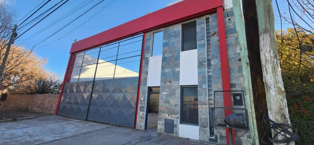 Galpón con oficinas en Leguizamón al 1000, Neuquén capital. - 1