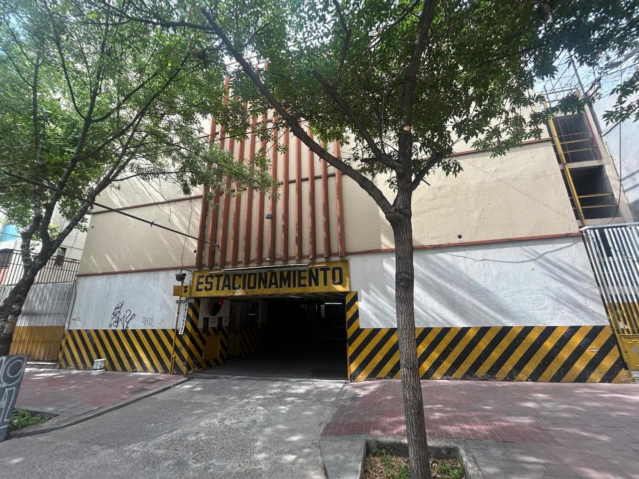 COCHERA EN VENTA - SEGURIDAD 24HS - CENTRO MENDOZA - 1