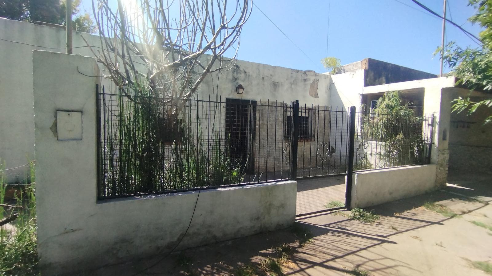 VENTA - CASA DOS DORMITORIOS Y GRAN LOTE A RECICLAR - VILLA CONSTITUCIÓN - 1