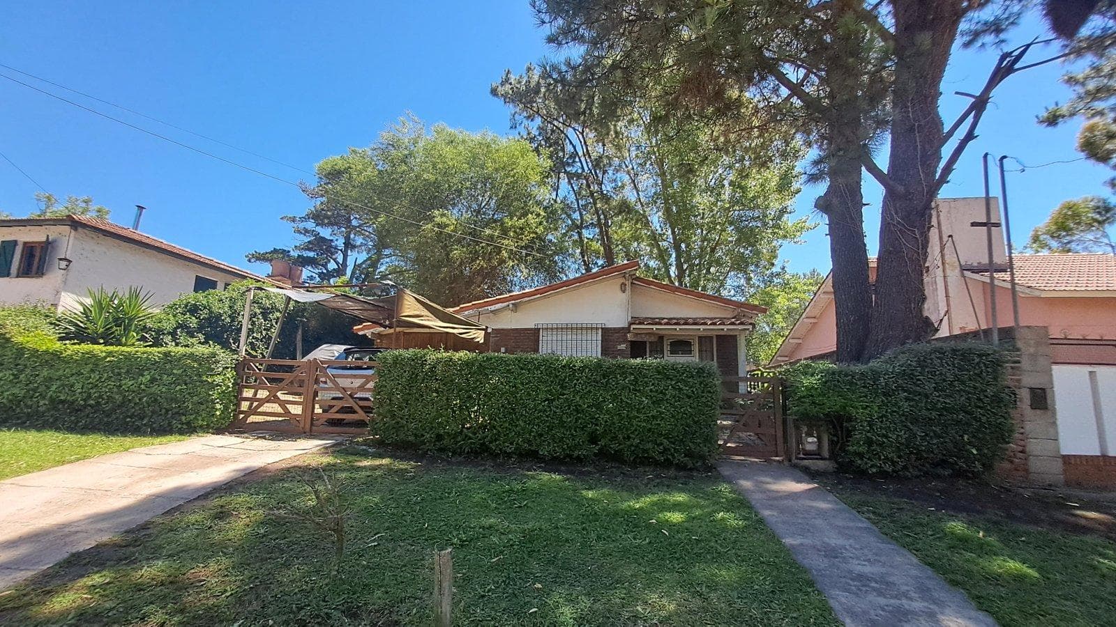 Casa en venta - 2 Dormitorios 1 Baño - 688mts2 - Villa Gesell - 1