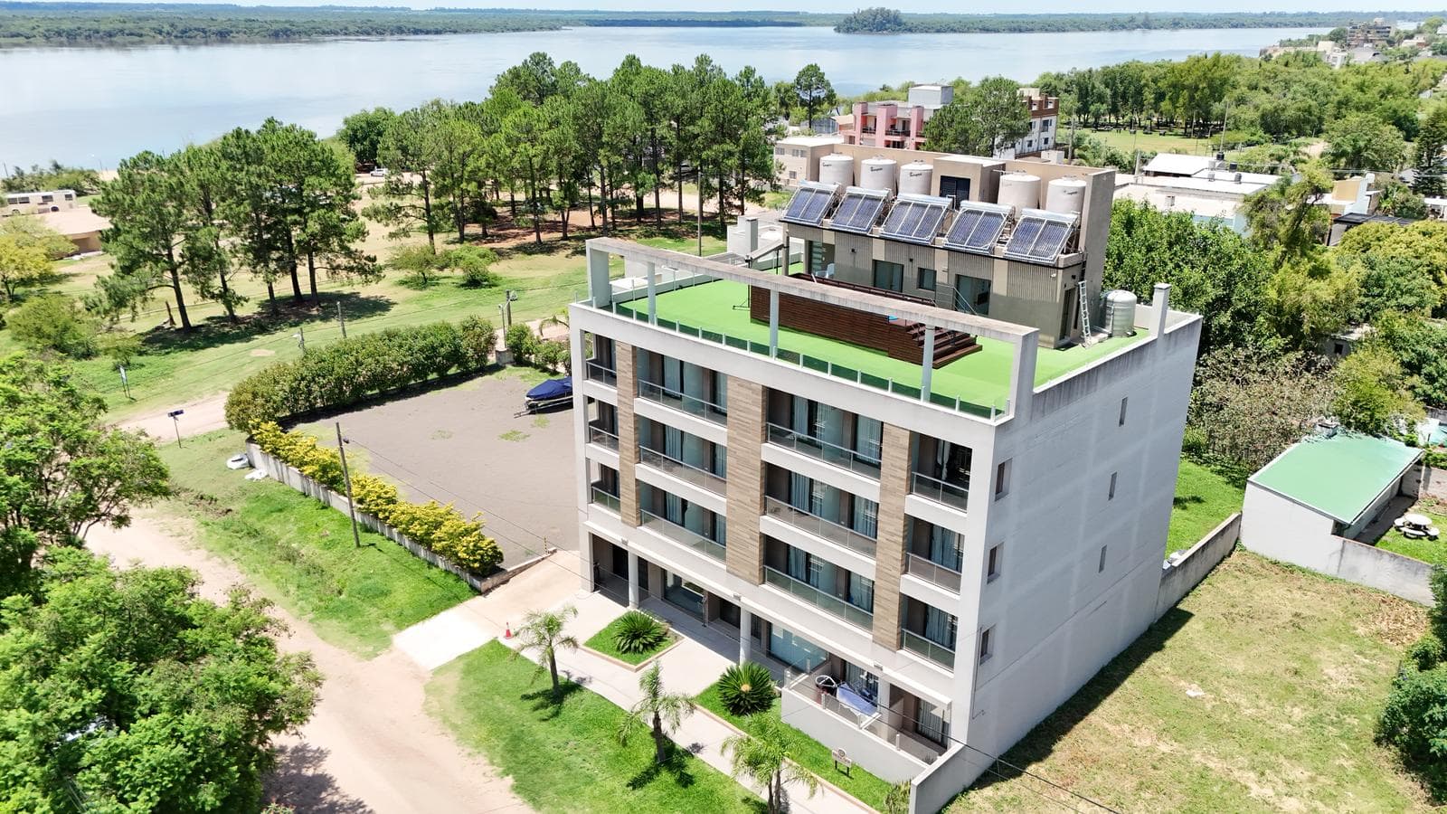 Hotel / Apart Hotel en Venta – A 1 Cuadra de Termas y Playa Norte – Colón ER - 1