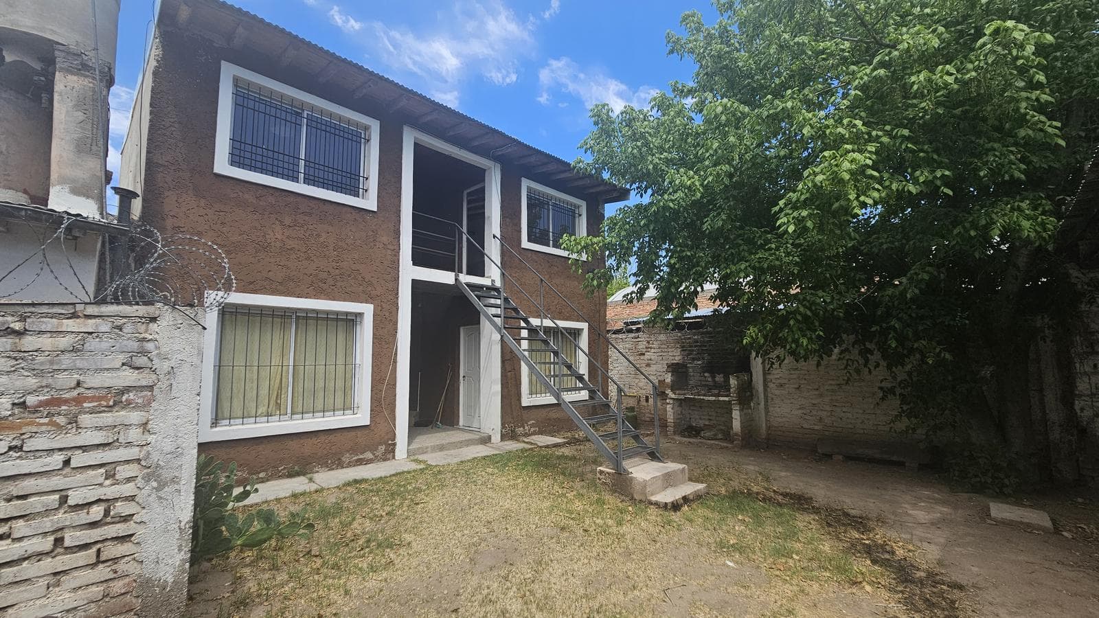 2 Departamentos a mts de Av. H. Yrigoyen - Saavedra al 200 - 1