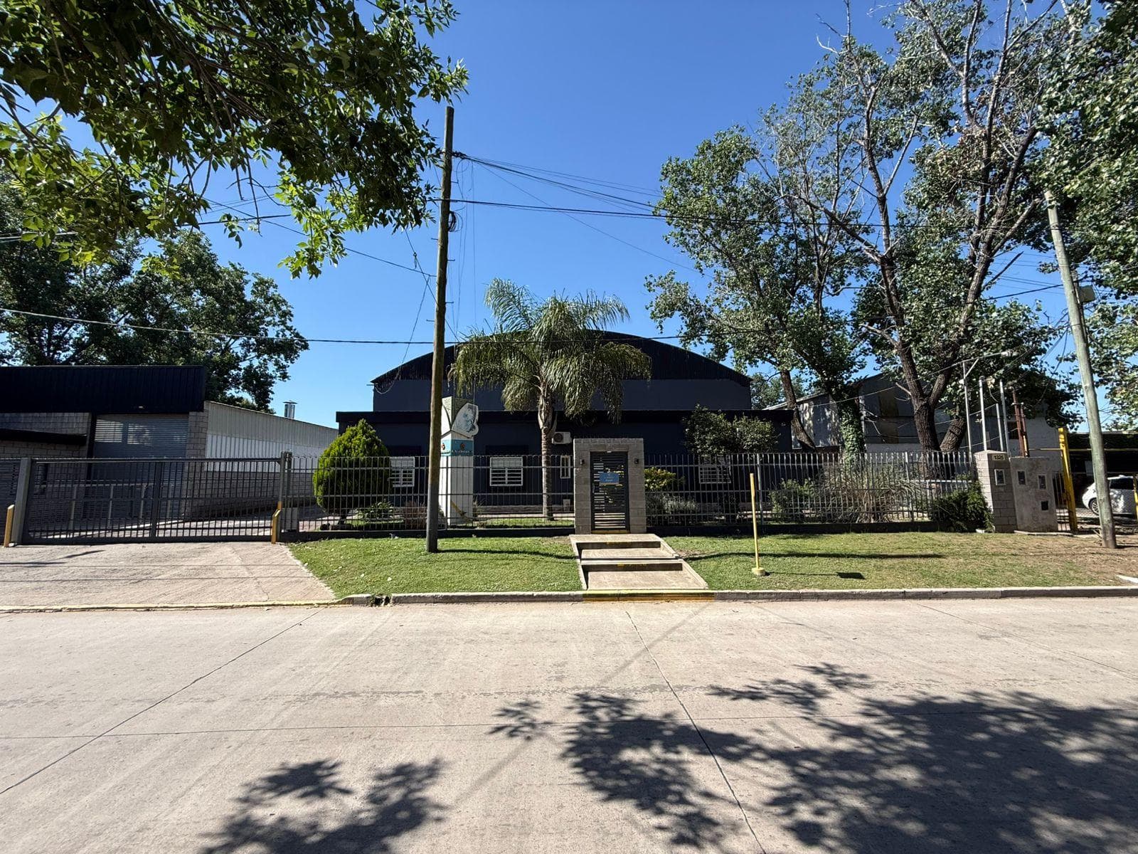 Galpón Industrial de 697 m² en 2.300 m² Lote c/ puente grúa de 1 tn - Casanova - 1