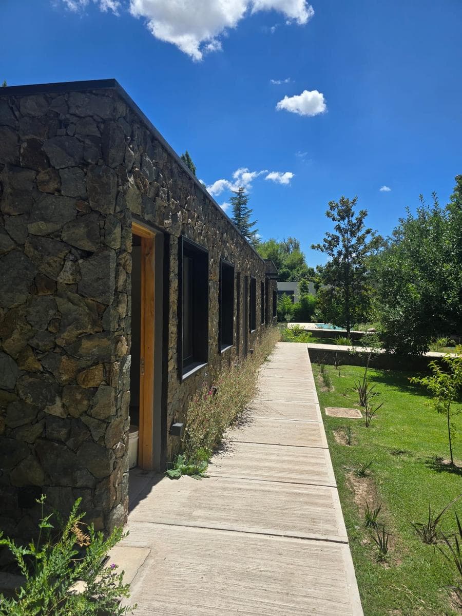 Hotel en Chacras De Coria - 1