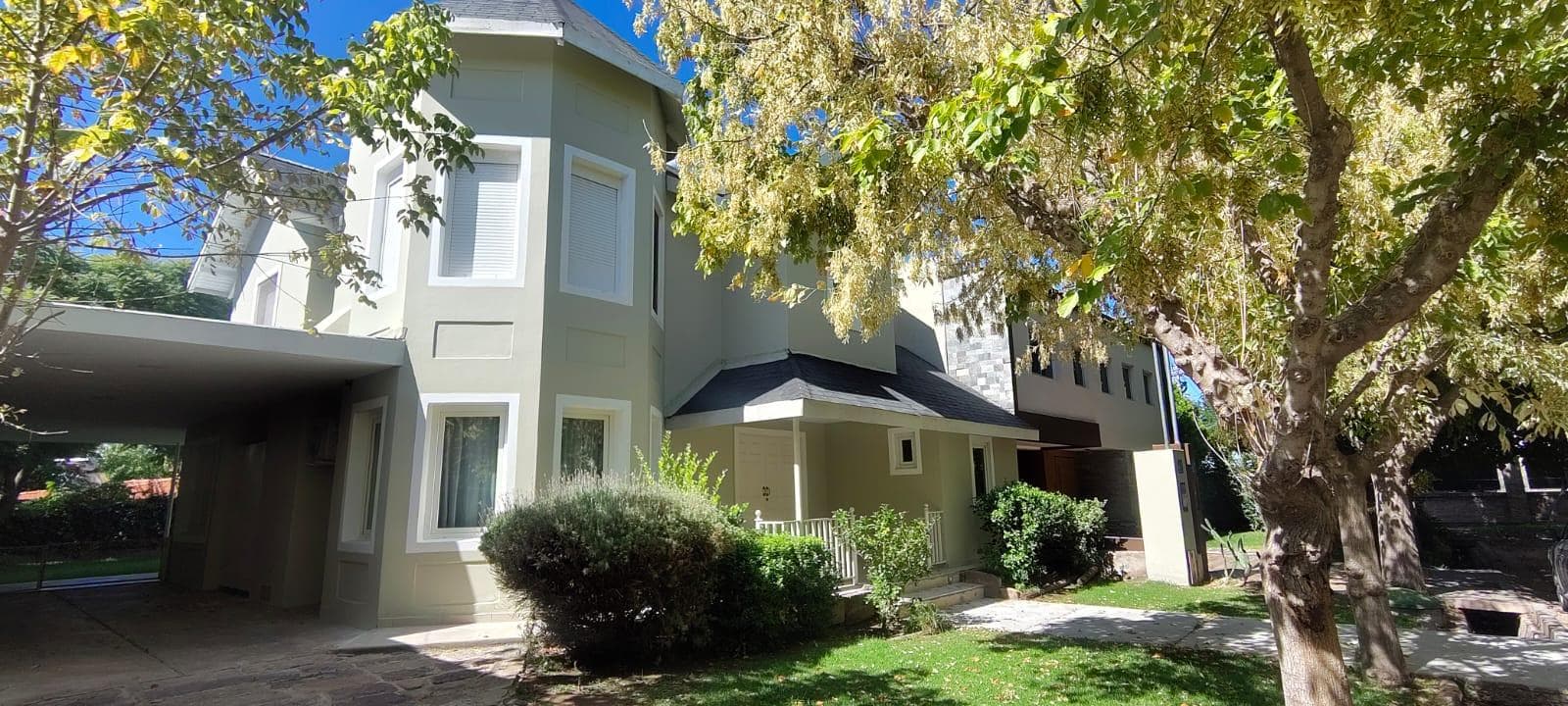 Casa de categoría en Club de Campo Mendoza – Amenities premium y entorno exclusivo - 1