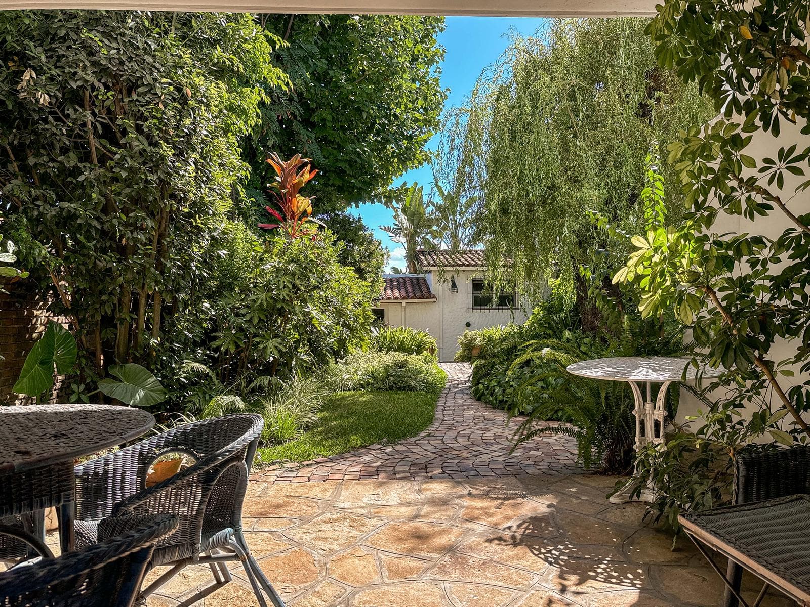 Gran propiedad de importantes dimensiones y ambientes amplios, todos con vistas al jardín en venta - 1