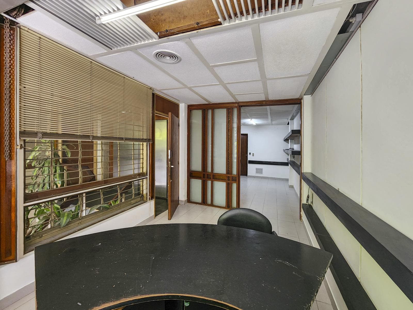 Oficina de piso exclusivo con deposito con ingreso por cocheras - 1