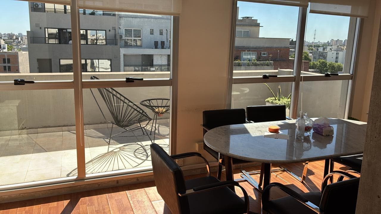 Hermosa oficina en Flores - 1