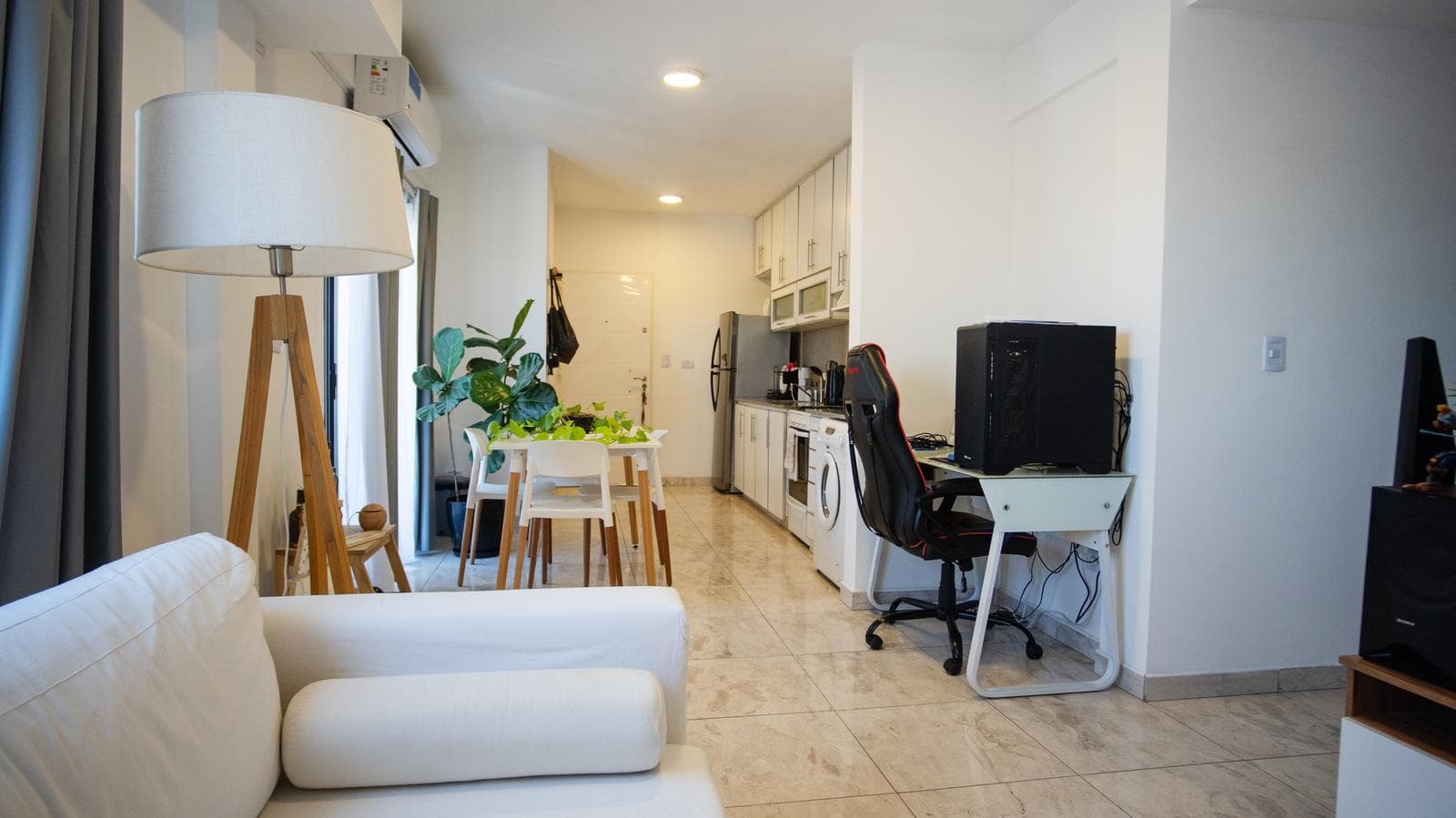 Venta departamento 2 ambientes con balcón y cochera en Villa Luzuriaga. - 1