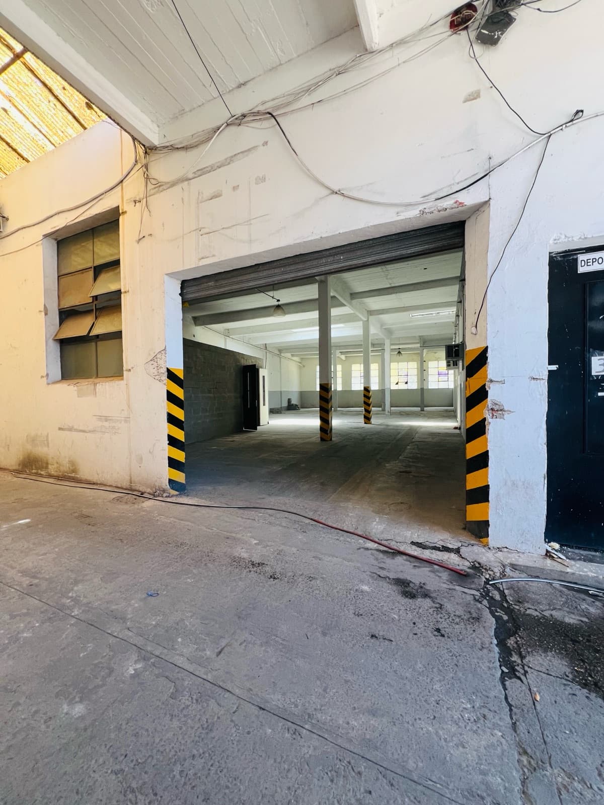 ALQUILER Galpón o Deposito con oficinas - 1
