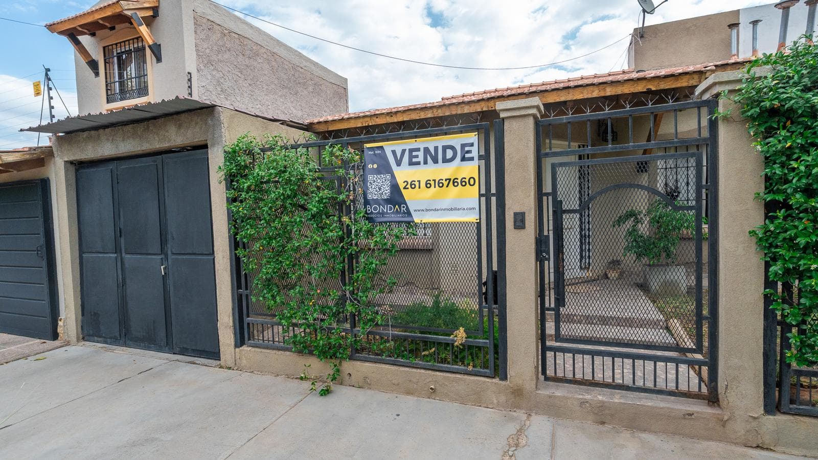 CASA 139M² 3 DORMITORIOS Guaymallén / Seguridad / Cochera Doble - 1