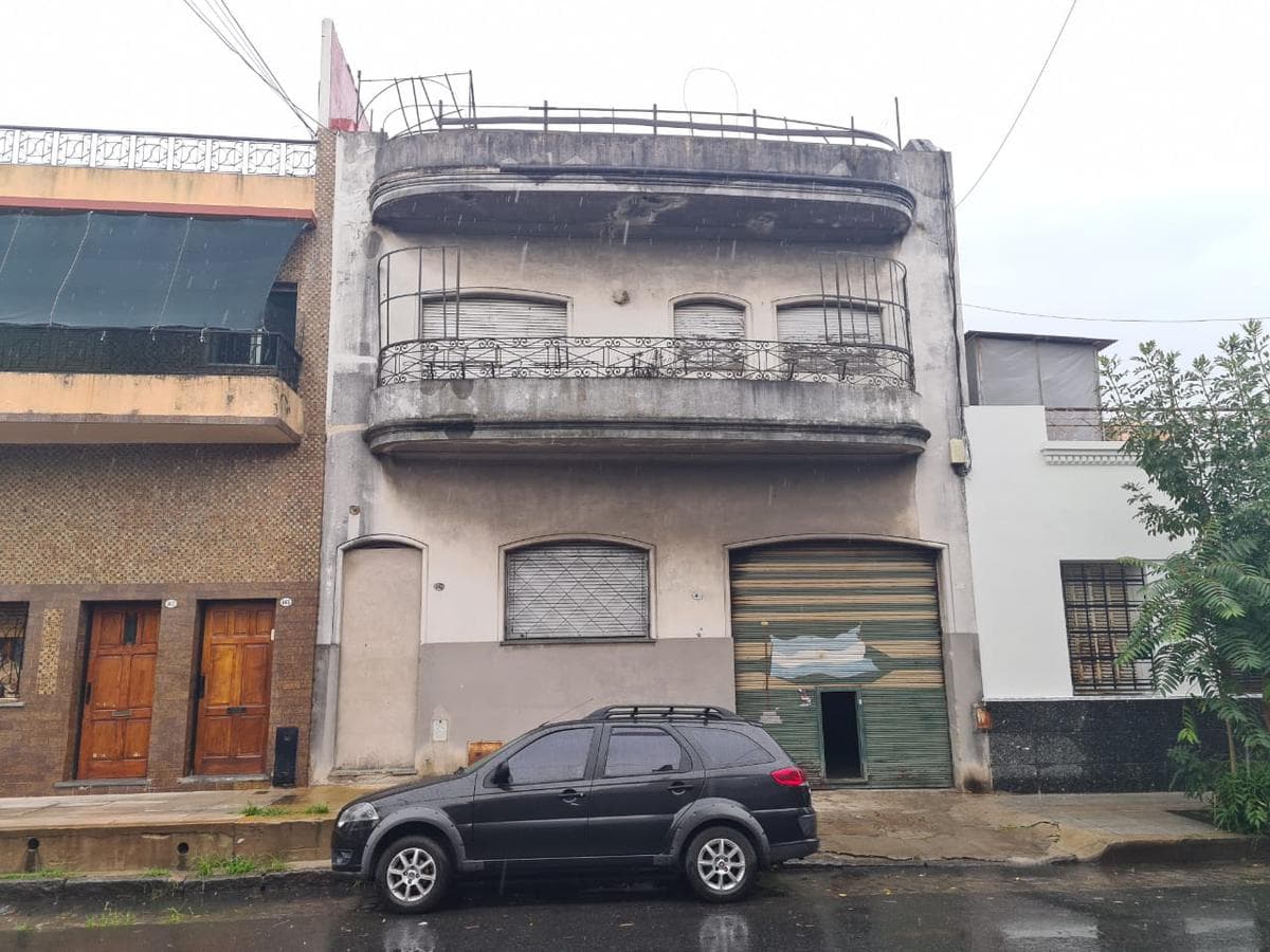 Galpón y 3 Dptos s/ Lote 384 m² - 659 m² Cub. - Barracas - 1