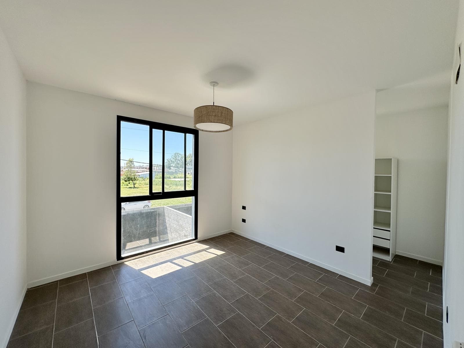 Dúplex en Venta. 2 dorm, patio con parrilla, cochera. Apto credito. Barrio Puerta del Sol, Campana - 1