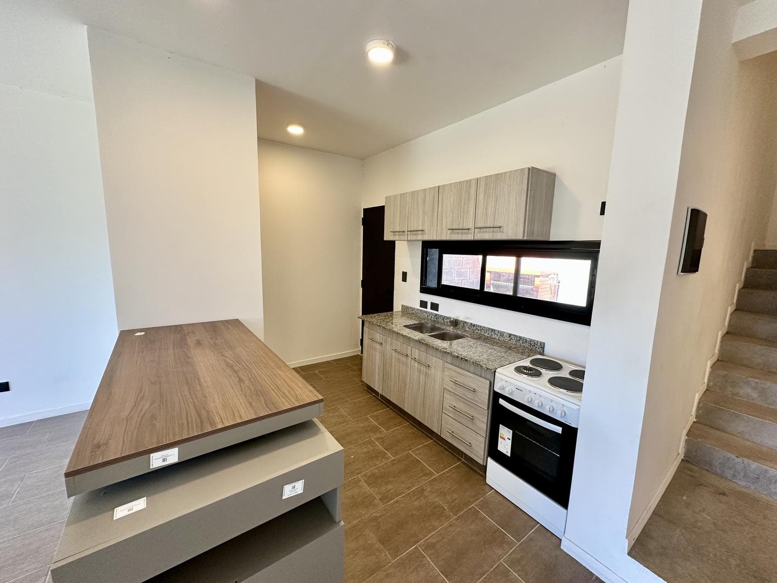 Dúplex en Venta. 2 dorm, patio con parrilla, cochera. Apto credito. Barrio Puerta del Sol, Campana - 1