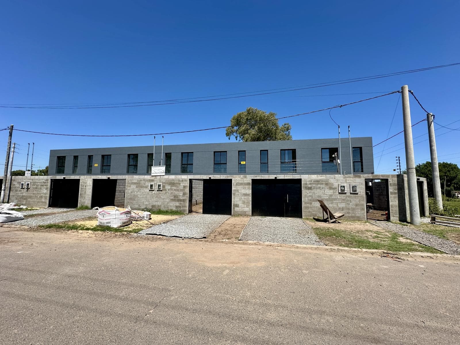 Dúplex en Venta. 2 dorm, patio con parrilla, cochera. Apto credito. Barrio Puerta del Sol, Campana - 1