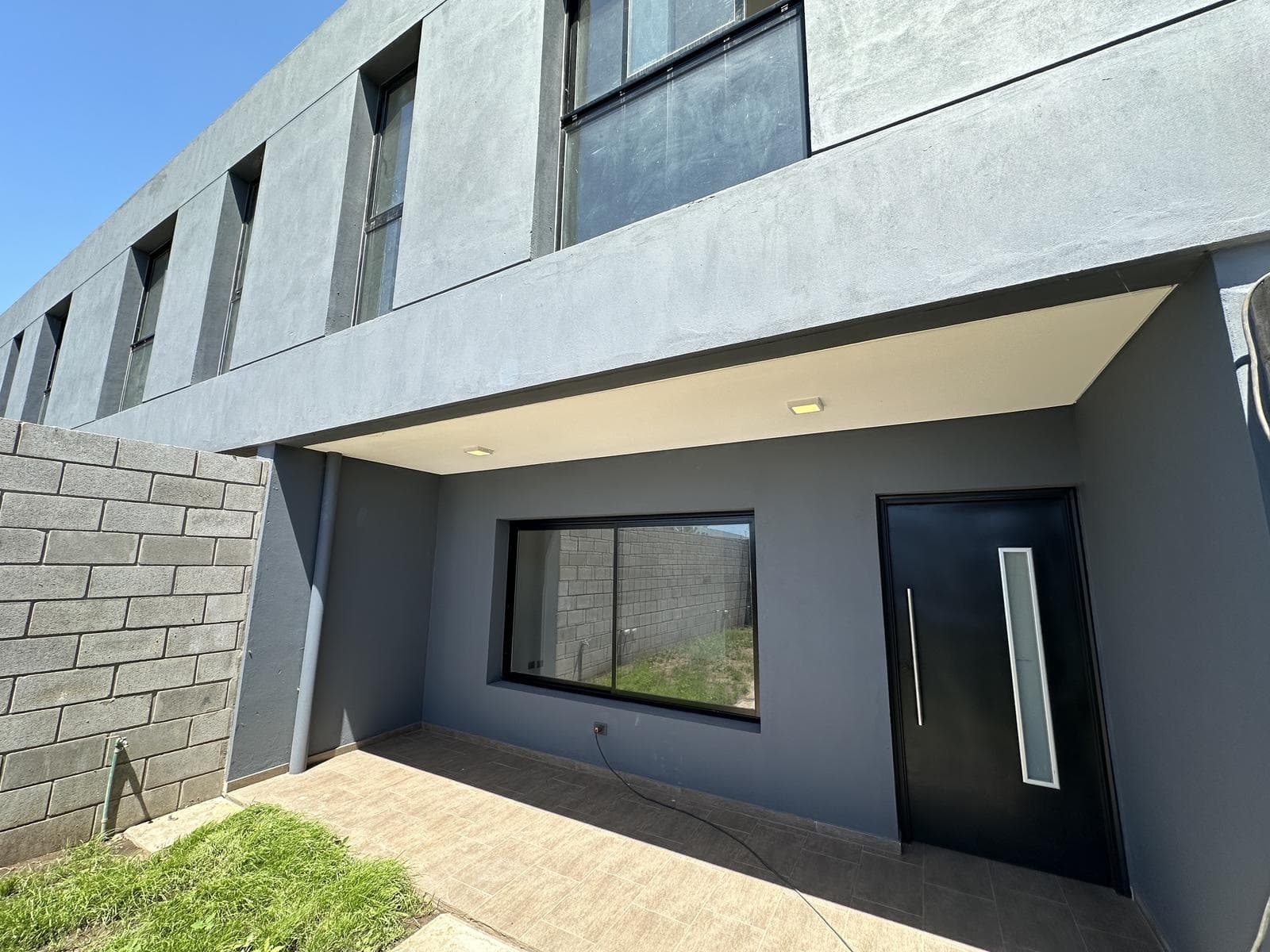 Dúplex en Venta. 2 dorm, patio con parrilla, cochera. Apto credito. Barrio Puerta del Sol, Campana - 1