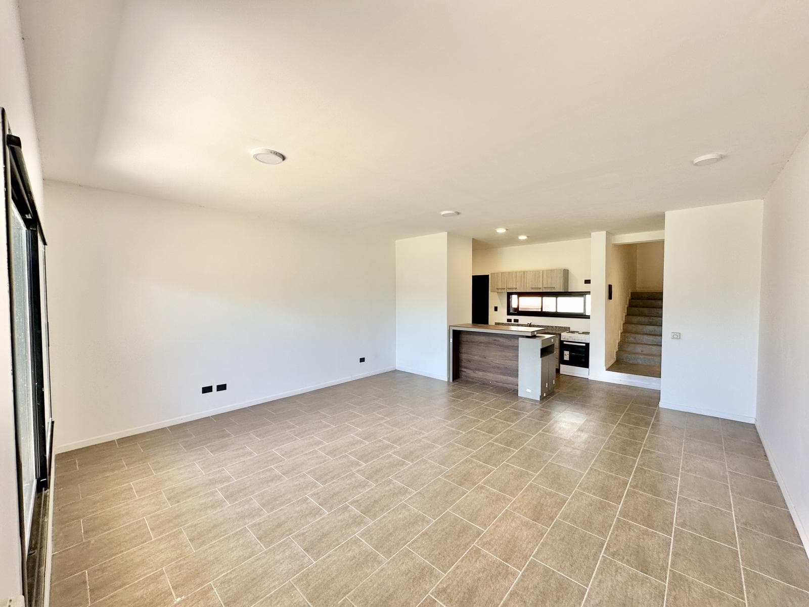 Dúplex en Venta. 2 dorm, patio con parrilla, cochera. Apto credito. Barrio Puerta del Sol, Campana - 1