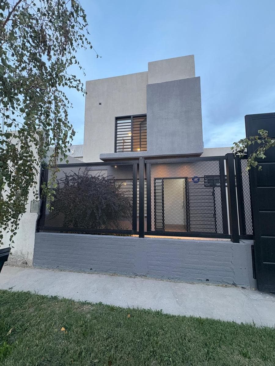 Casa de dos plantas | Fernández Oro - 1