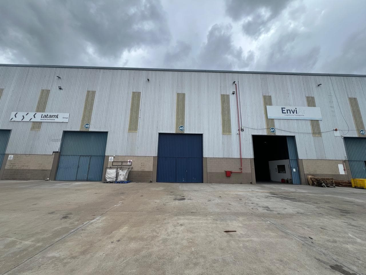 Deposito 300m2 con playa de maniobra exclusiva . Red Bomberos . Seguridad - 1