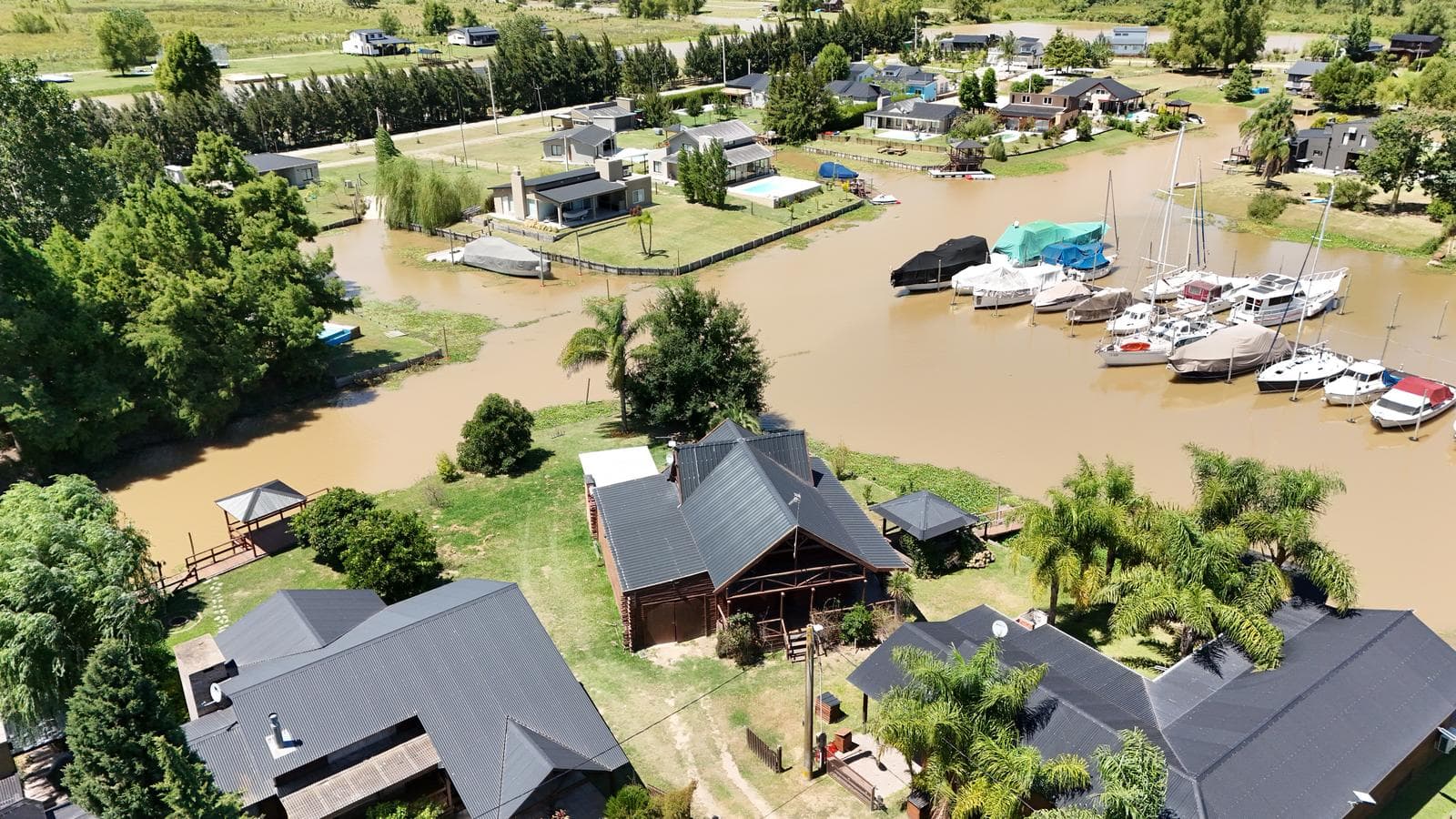 Casa en barrio privado Yacht Club Guazú. De 5 Ambientes. 800 m2 totales. Frente al Río Paraná Guazú. - 1