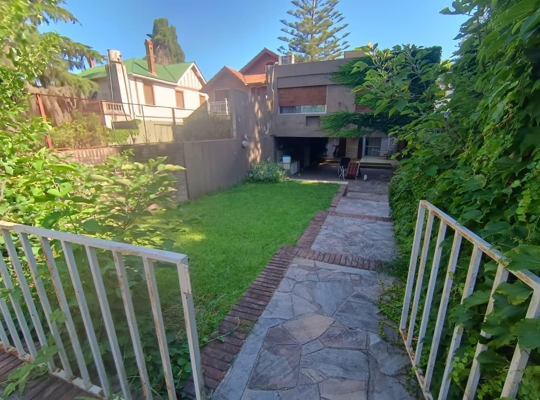 Casa en venta dos dormitorios patio verde con pileta y cochera - 1