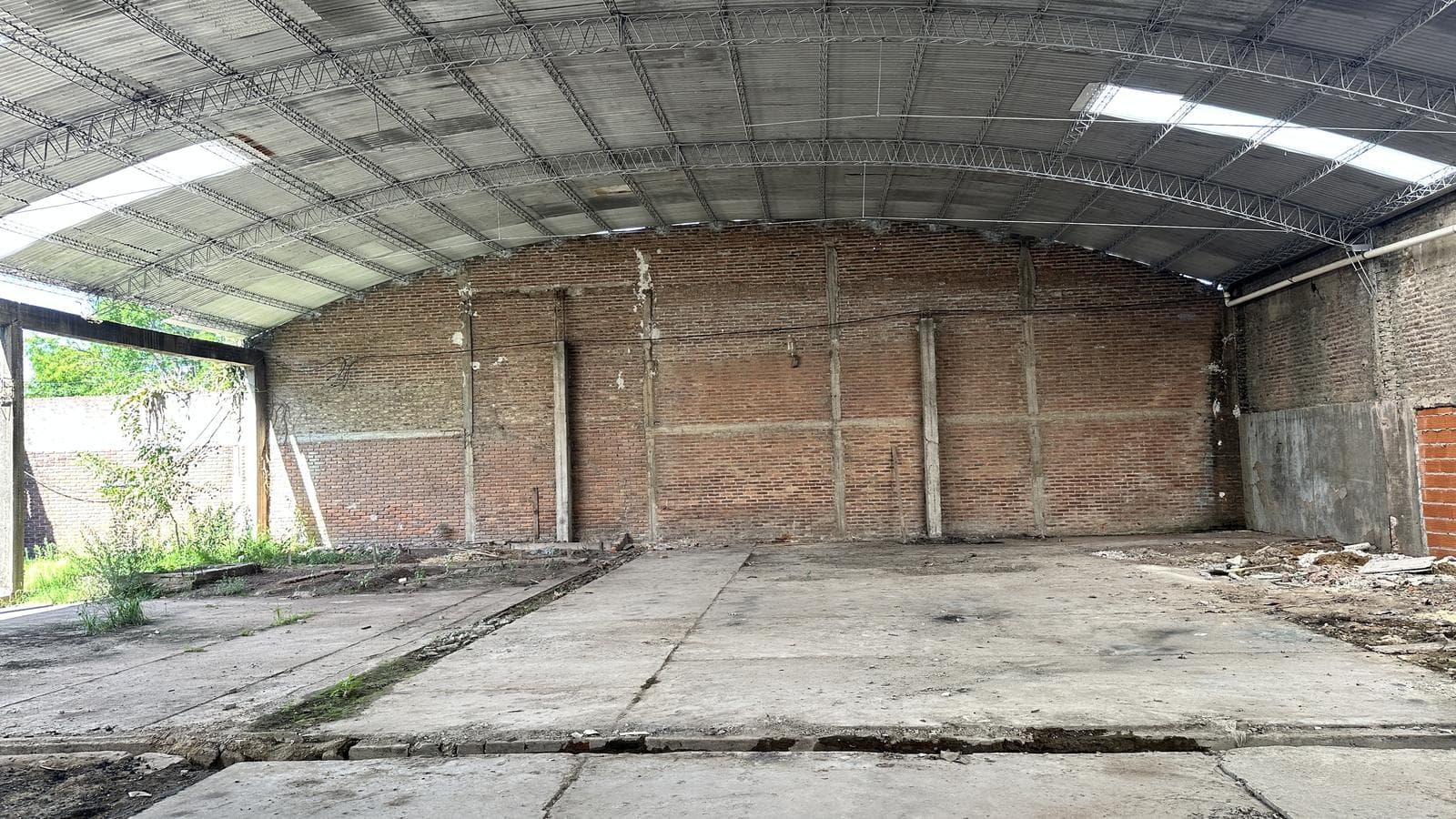 Galpones en San José de 200m2 cubiertos - 1