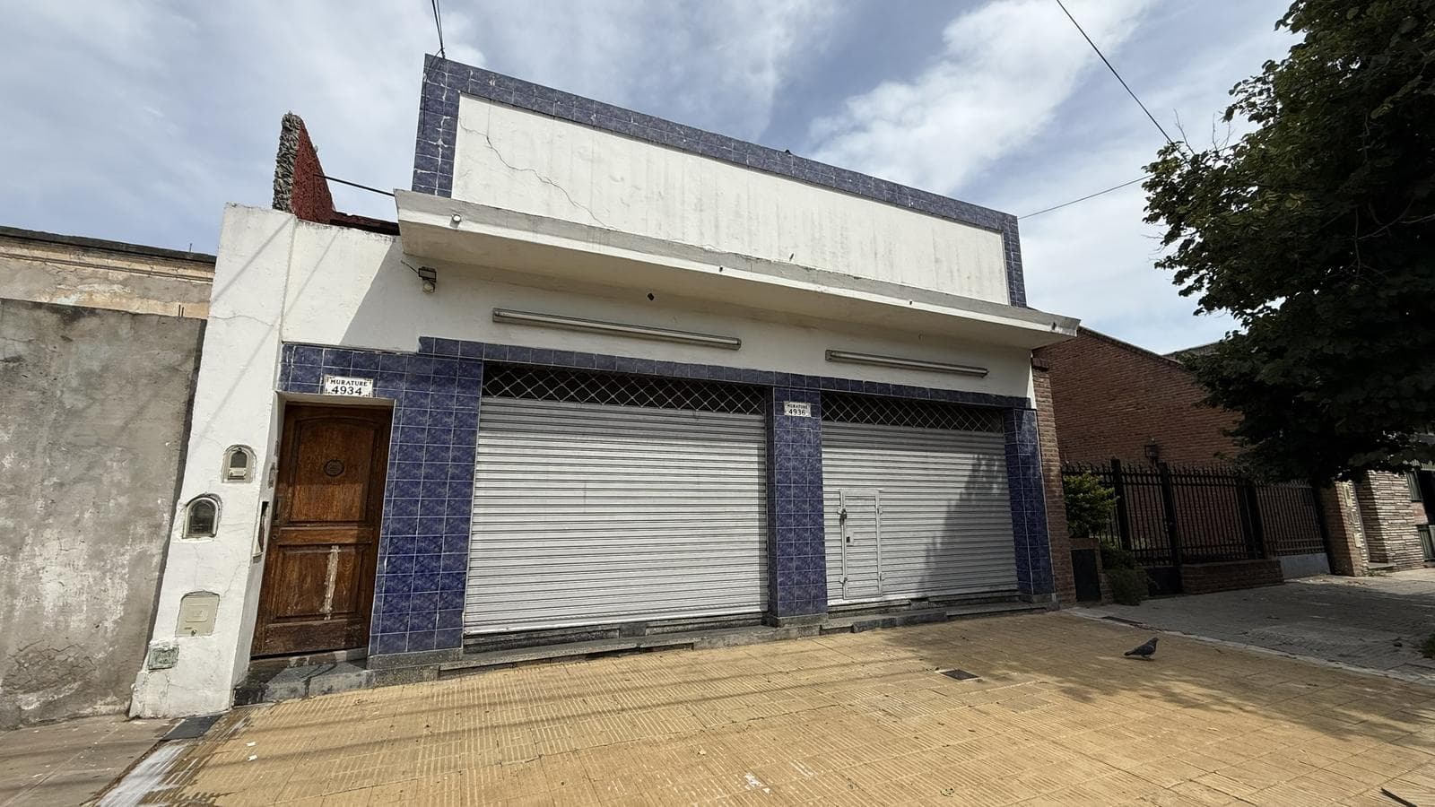 Casa en Venta 5 ambientes en Velez Sarsfield con local apto frigorífico con departamento y terraza - 1