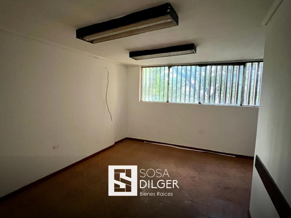 Oficina en microcentro con cochera - 1