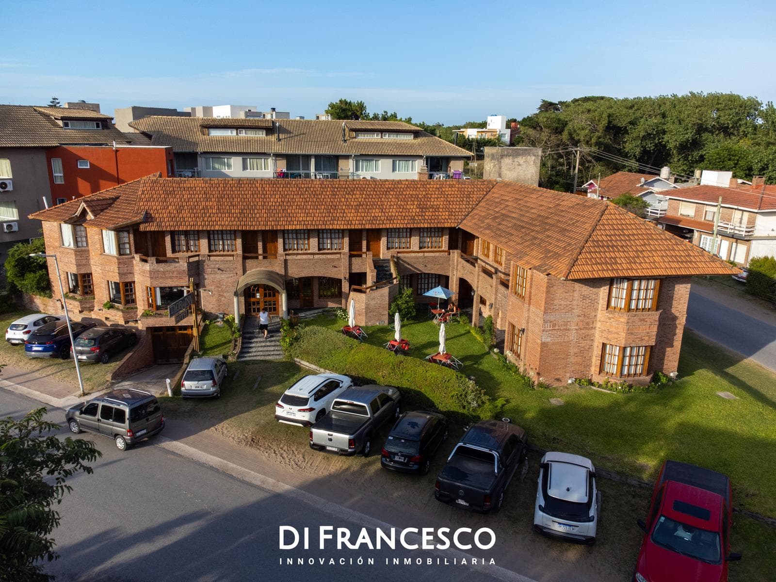 Hotel en Venta Excelente esquina Comercial a pasos del Mar Pinamar con Potencialidad Constructiva - 1