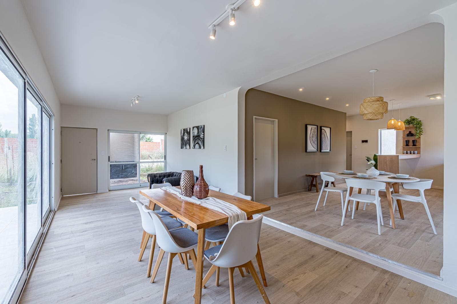 VENTA - Casa de dos dormitorios, jardin y pileta - Roldán. - 1