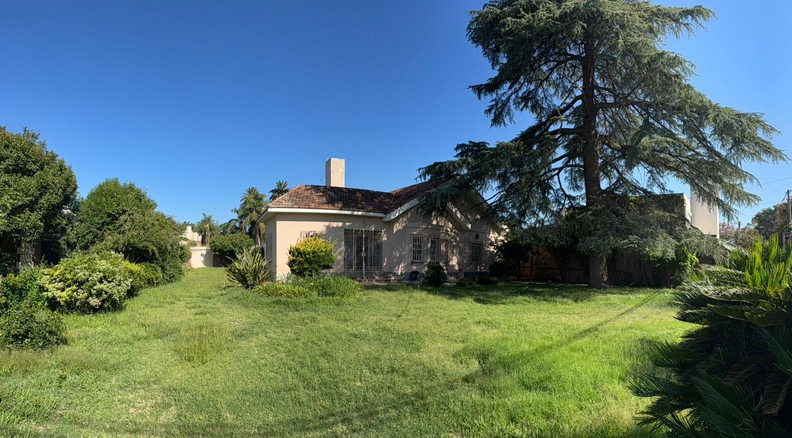 Gran Casa apta uso comercial a metros de ciudad universitaria - 1